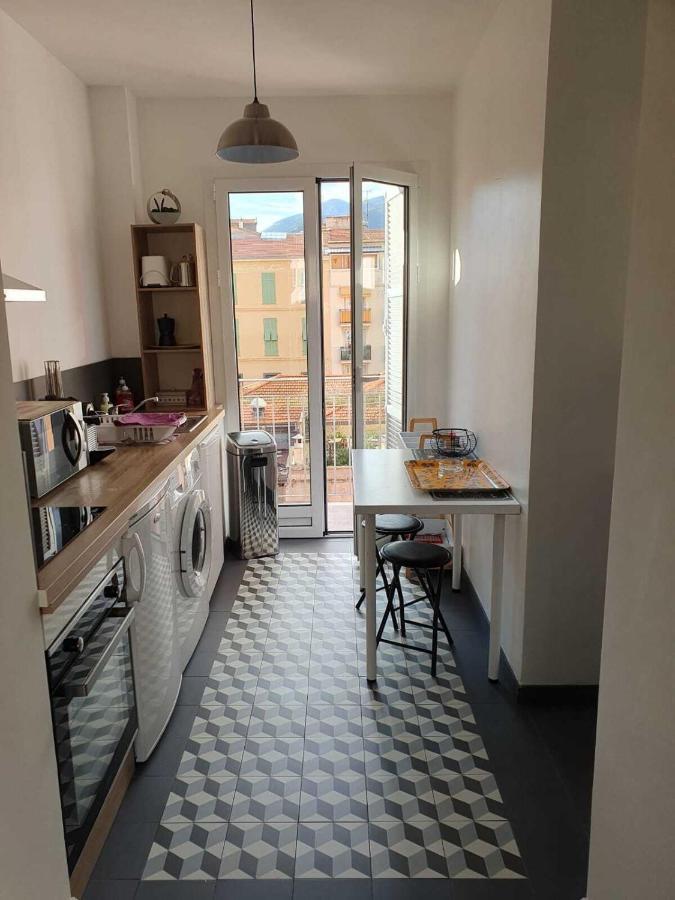 Le Verlaine, Studio En Centre Ville A Deux Minutes Des Plages Menton Exterior photo