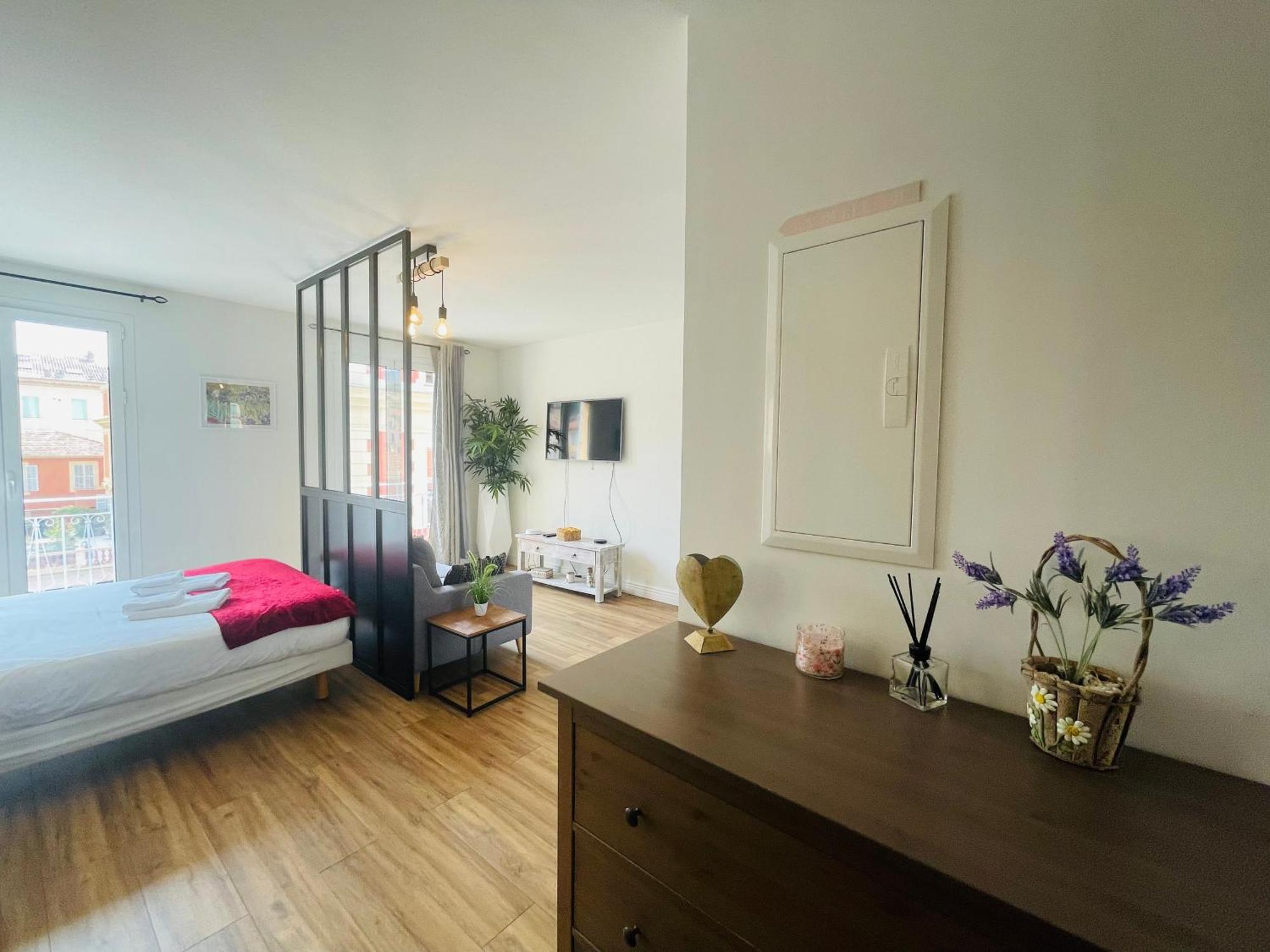 Le Verlaine, Studio En Centre Ville A Deux Minutes Des Plages Menton Exterior photo